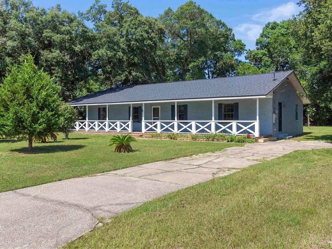 Charming 3BR 2BA Country-Style Home Near Bayou Grande